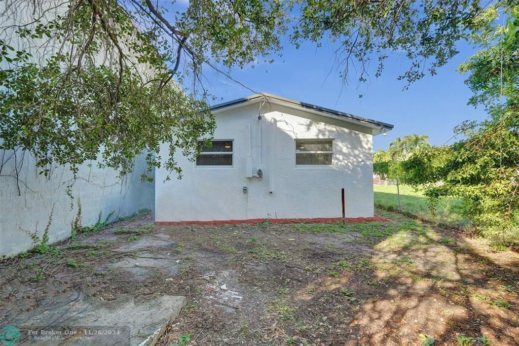 For Sale: $449,000 (3 beds, 2 baths, 1035 Square Feet)