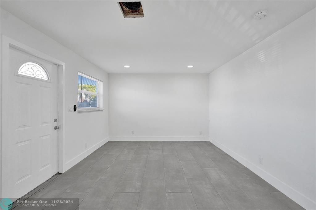 For Sale: $449,000 (3 beds, 2 baths, 1035 Square Feet)