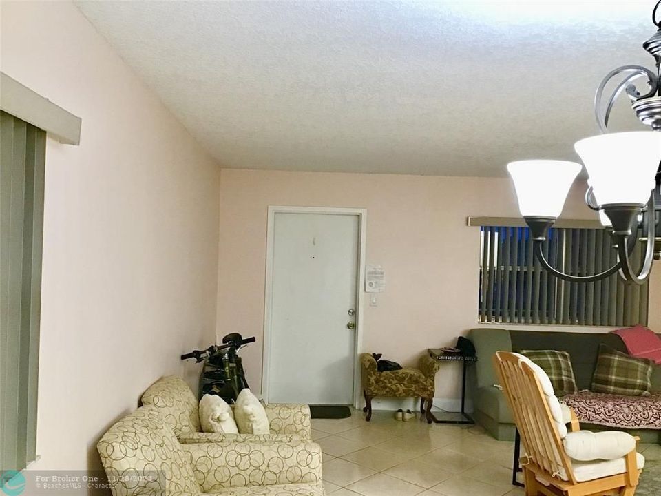 For Sale: $84,900 (1 beds, 1 baths, 726 Square Feet)