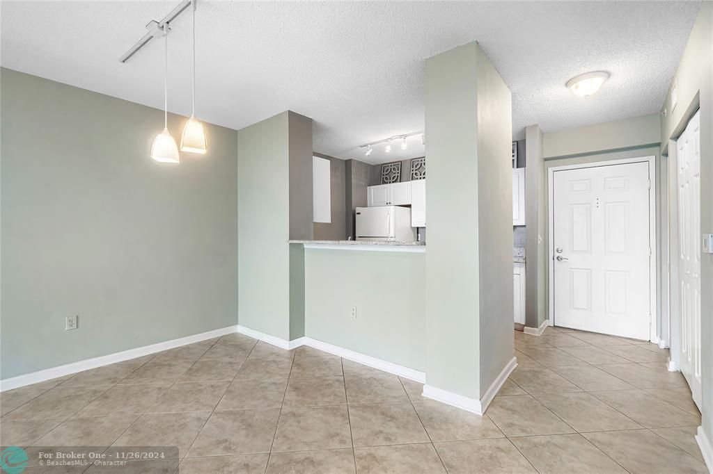 For Sale: $385,000 (1 beds, 1 baths, 706 Square Feet)