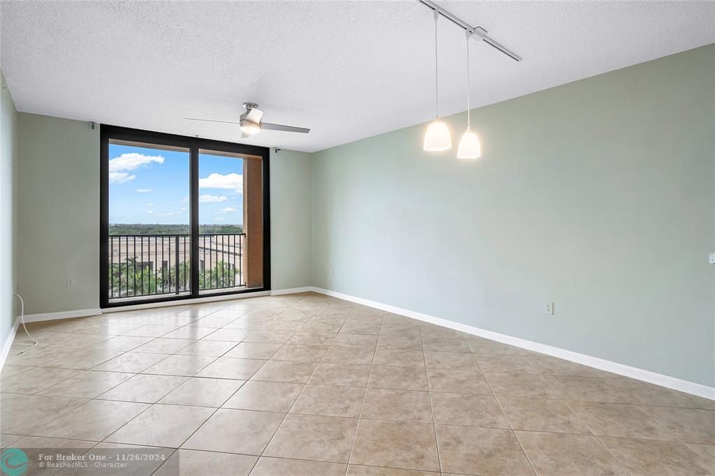 For Sale: $385,000 (1 beds, 1 baths, 706 Square Feet)