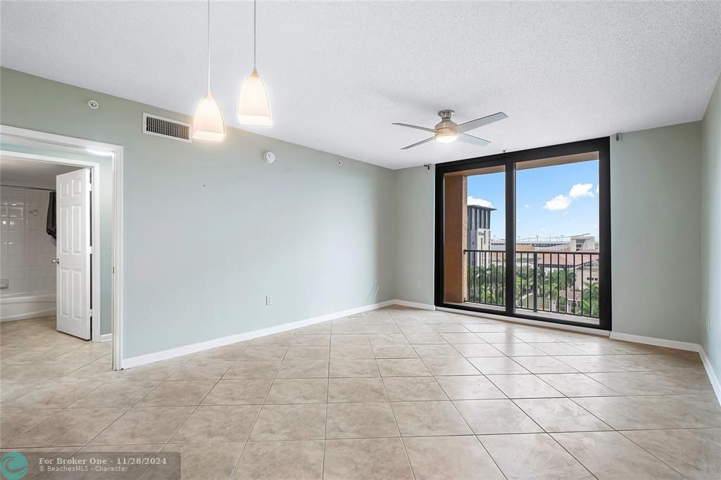 For Sale: $385,000 (1 beds, 1 baths, 706 Square Feet)