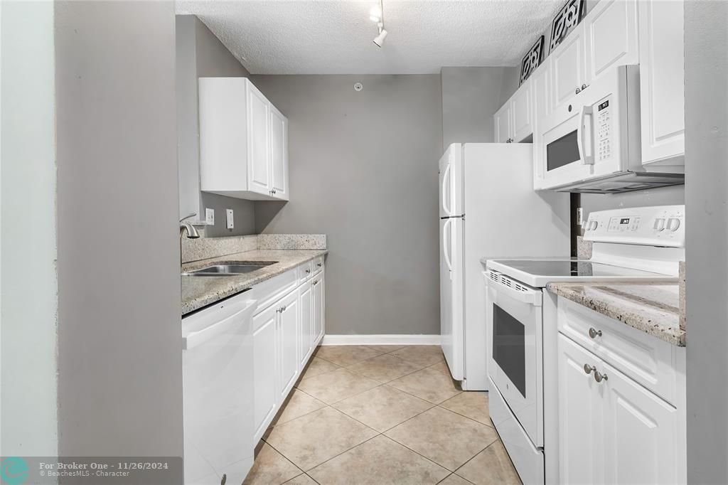 For Sale: $385,000 (1 beds, 1 baths, 706 Square Feet)