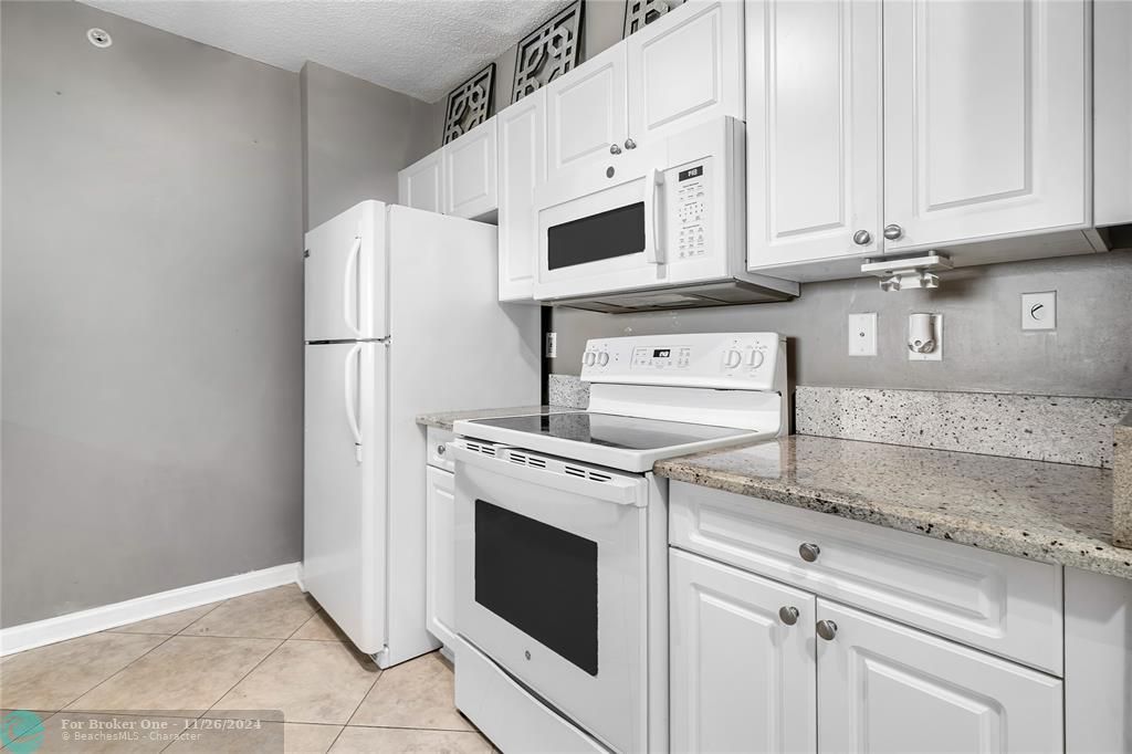 For Sale: $385,000 (1 beds, 1 baths, 706 Square Feet)