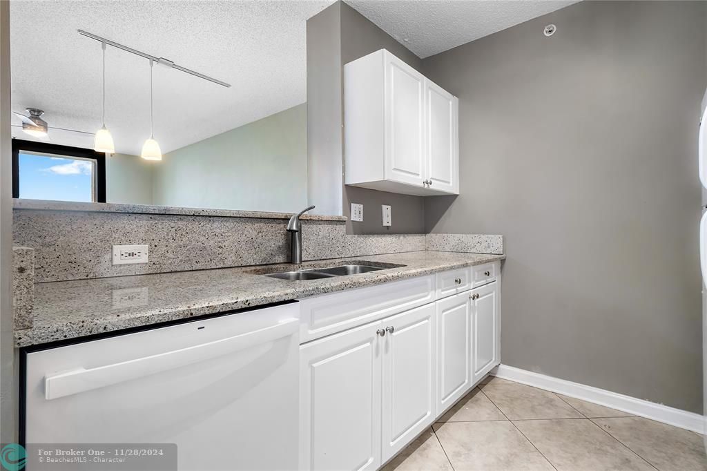 For Sale: $385,000 (1 beds, 1 baths, 706 Square Feet)