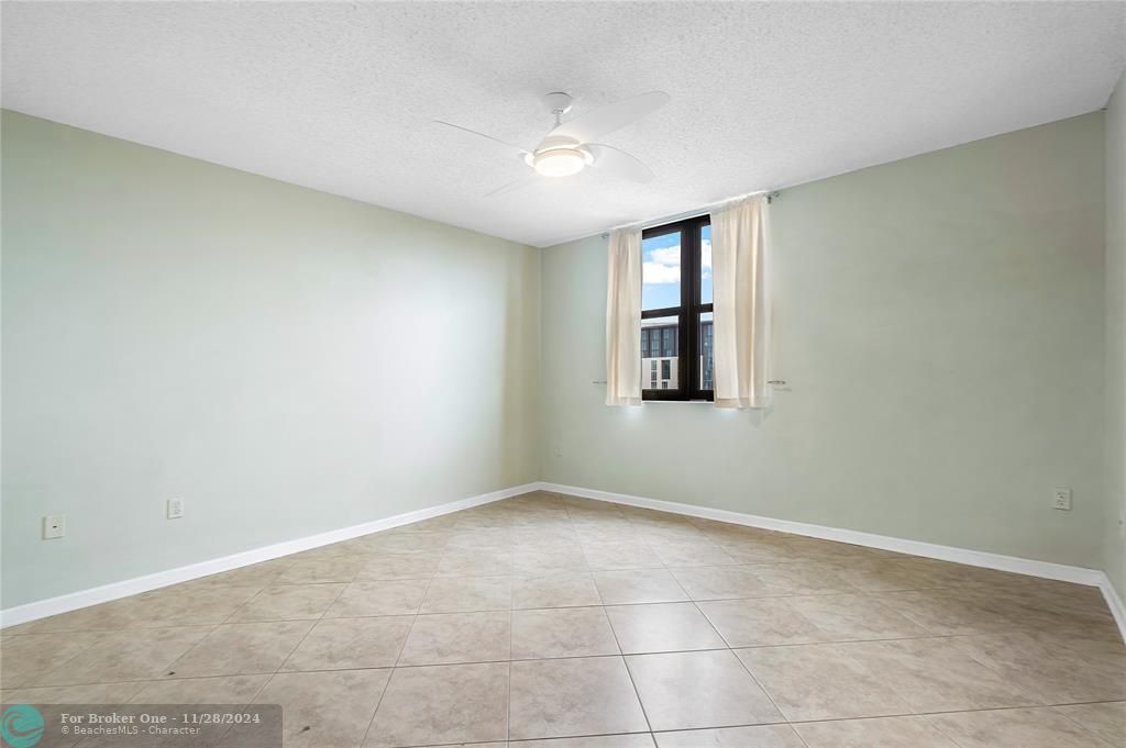 For Sale: $385,000 (1 beds, 1 baths, 706 Square Feet)