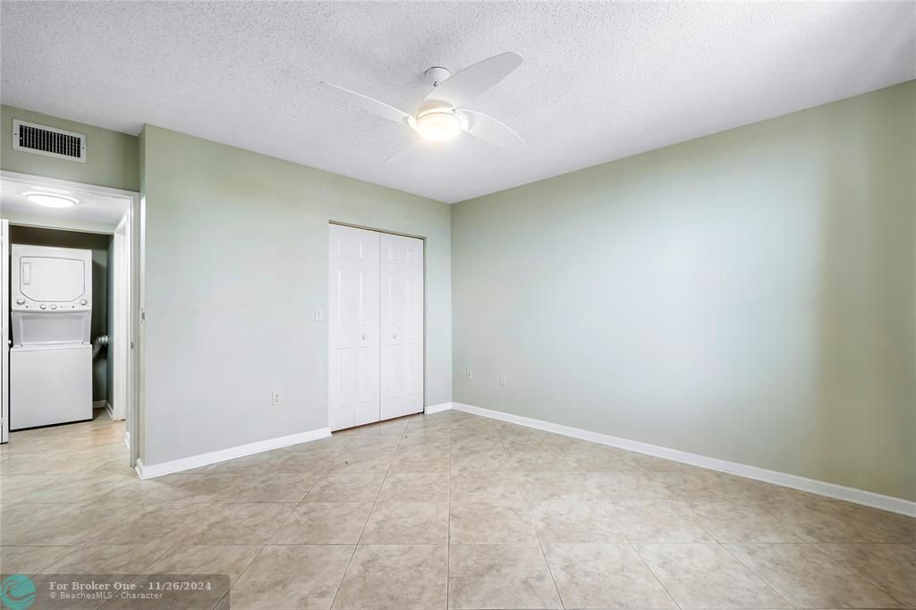 For Sale: $385,000 (1 beds, 1 baths, 706 Square Feet)