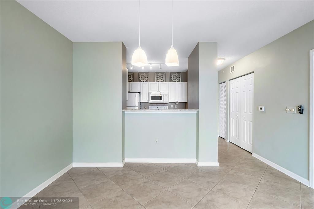 For Sale: $385,000 (1 beds, 1 baths, 706 Square Feet)