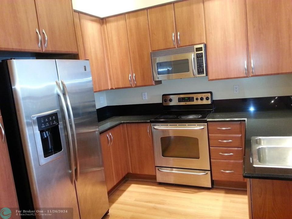 For Sale: $455,000 (1 beds, 1 baths, 1071 Square Feet)