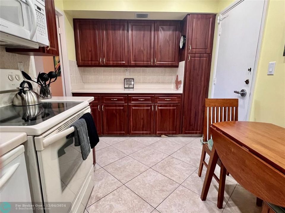 For Sale: $249,000 (1 beds, 1 baths, 800 Square Feet)