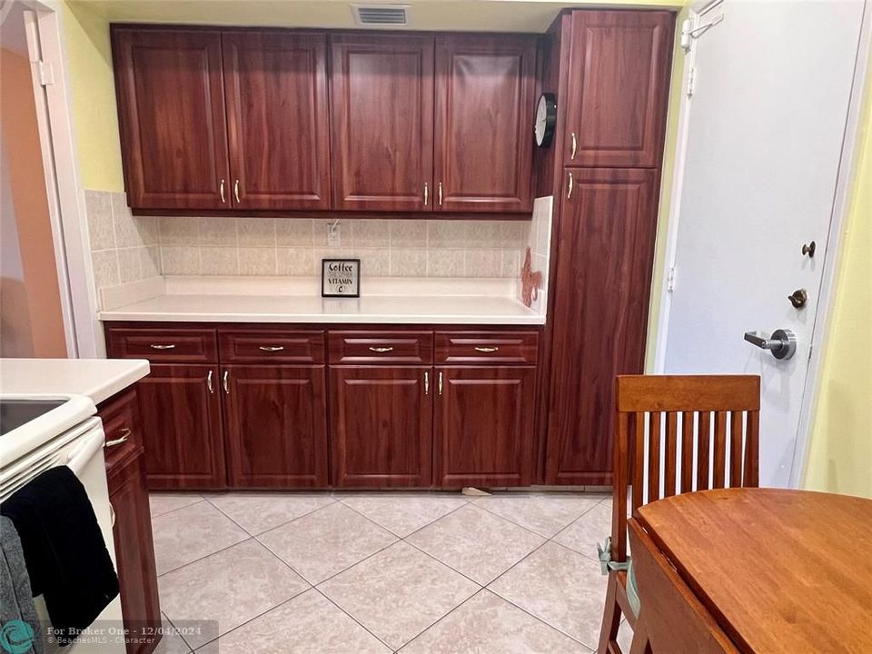 For Sale: $249,000 (1 beds, 1 baths, 800 Square Feet)