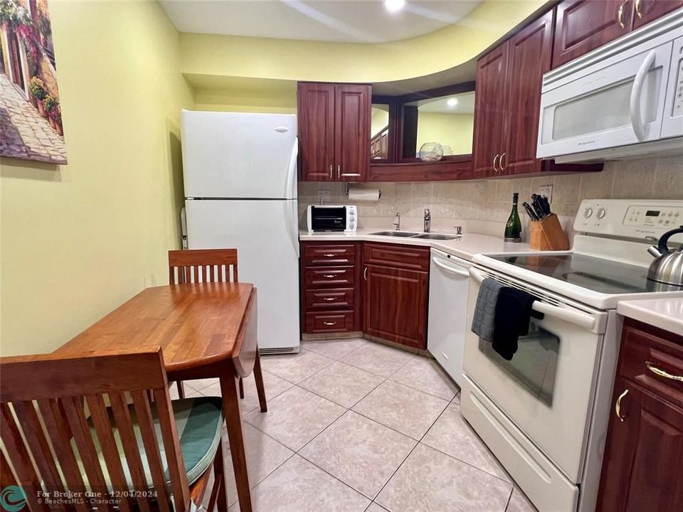 For Sale: $249,000 (1 beds, 1 baths, 800 Square Feet)