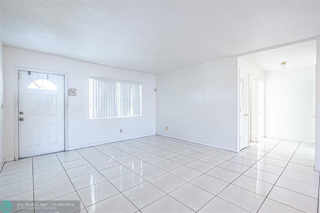 For Sale: $300,000 (2 beds, 2 baths, 1400 Square Feet)