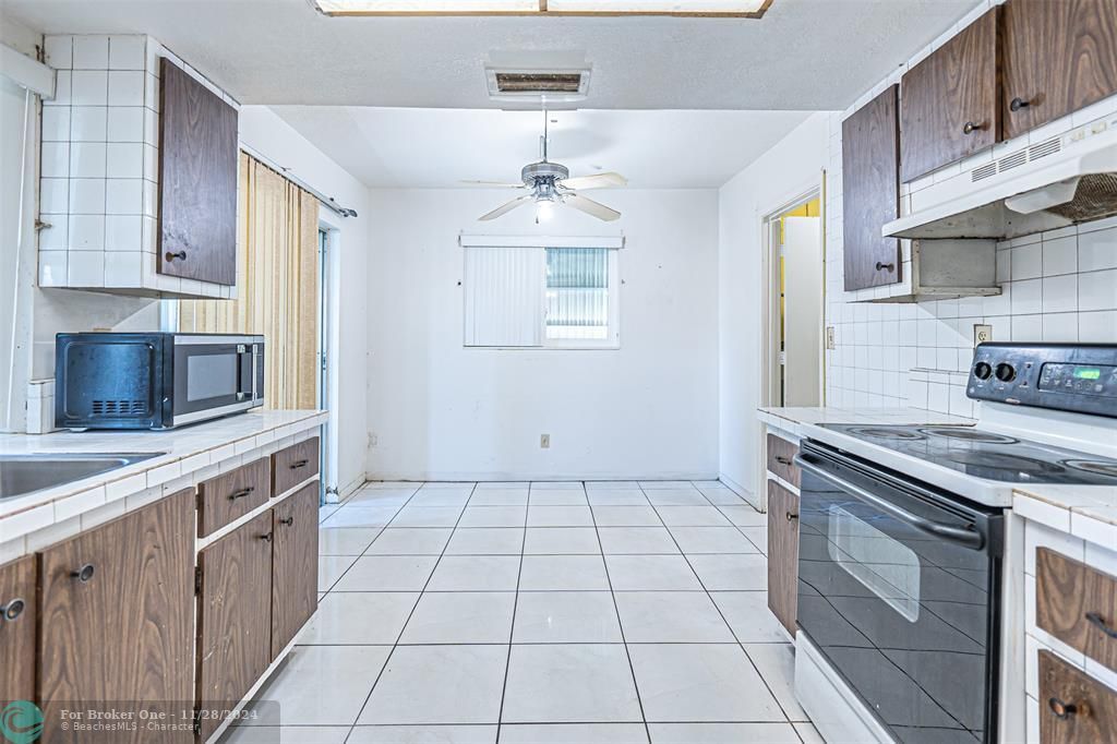 For Sale: $300,000 (2 beds, 2 baths, 1400 Square Feet)