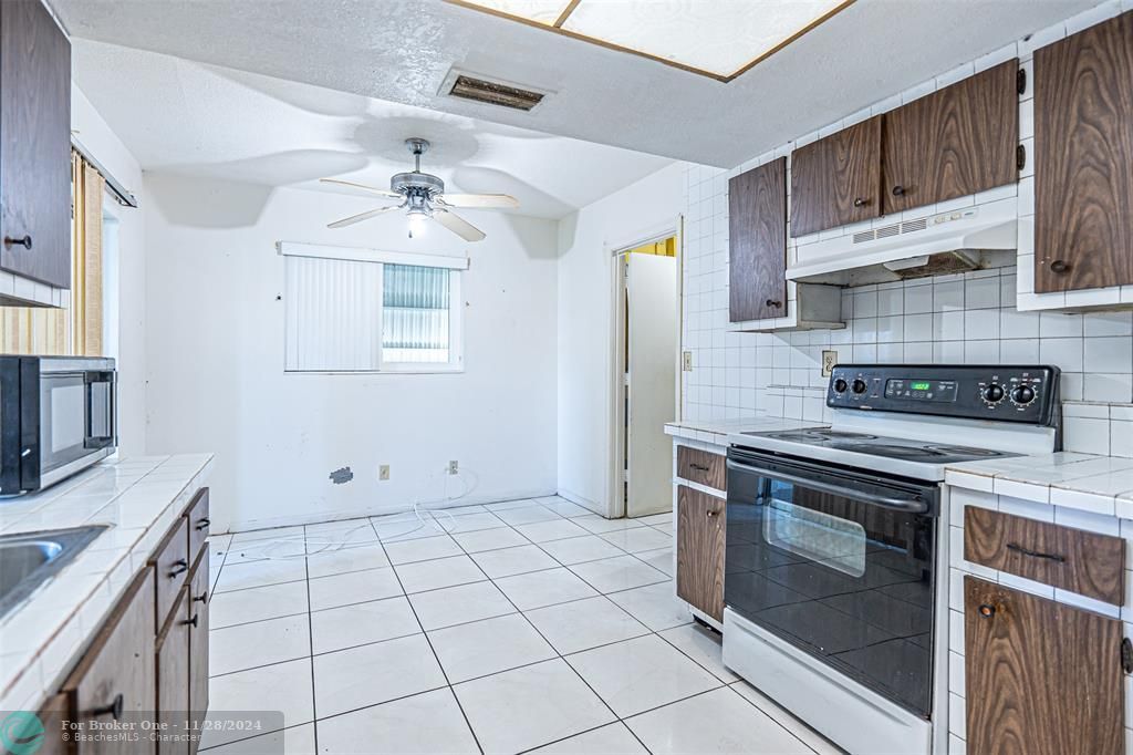 For Sale: $300,000 (2 beds, 2 baths, 1400 Square Feet)