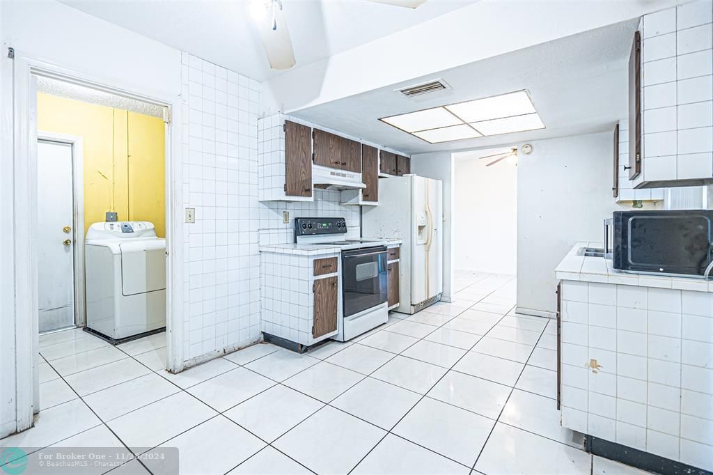 For Sale: $300,000 (2 beds, 2 baths, 1400 Square Feet)