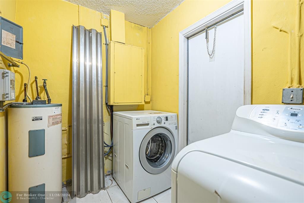 For Sale: $300,000 (2 beds, 2 baths, 1400 Square Feet)