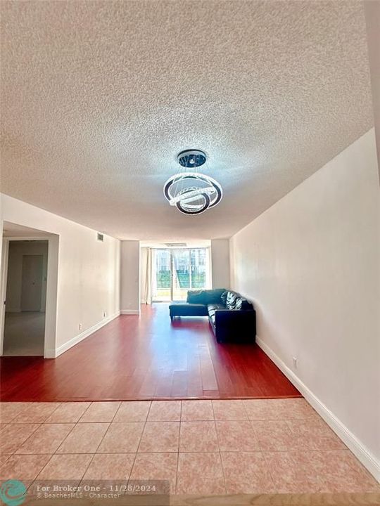 For Sale: $225,000 (2 beds, 2 baths, 1040 Square Feet)