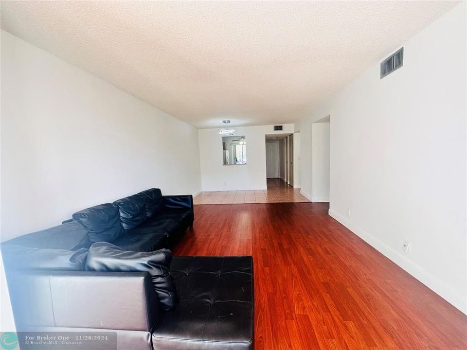 For Sale: $225,000 (2 beds, 2 baths, 1040 Square Feet)