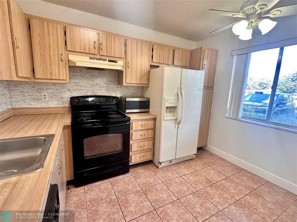 For Sale: $225,000 (2 beds, 2 baths, 1040 Square Feet)