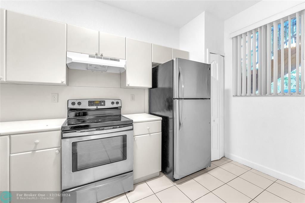 For Rent: $2,250 (2 beds, 2 baths, 894 Square Feet)