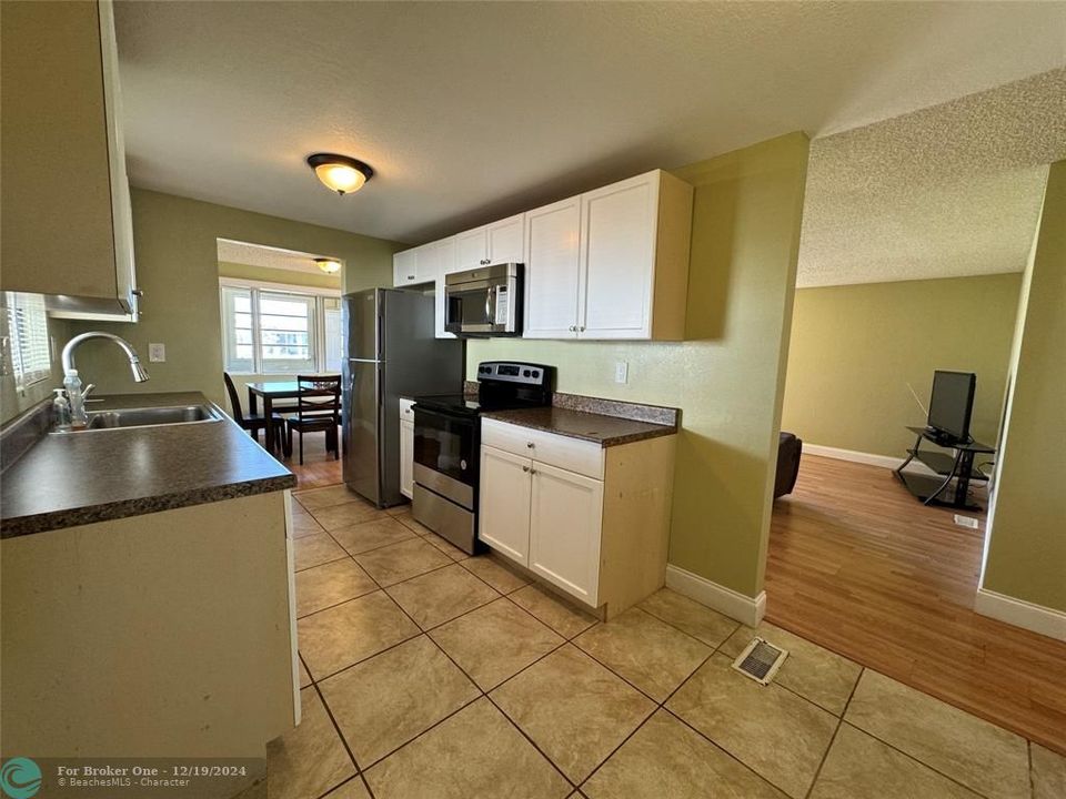 For Rent: $2,450 (3 beds, 2 baths, 1472 Square Feet)