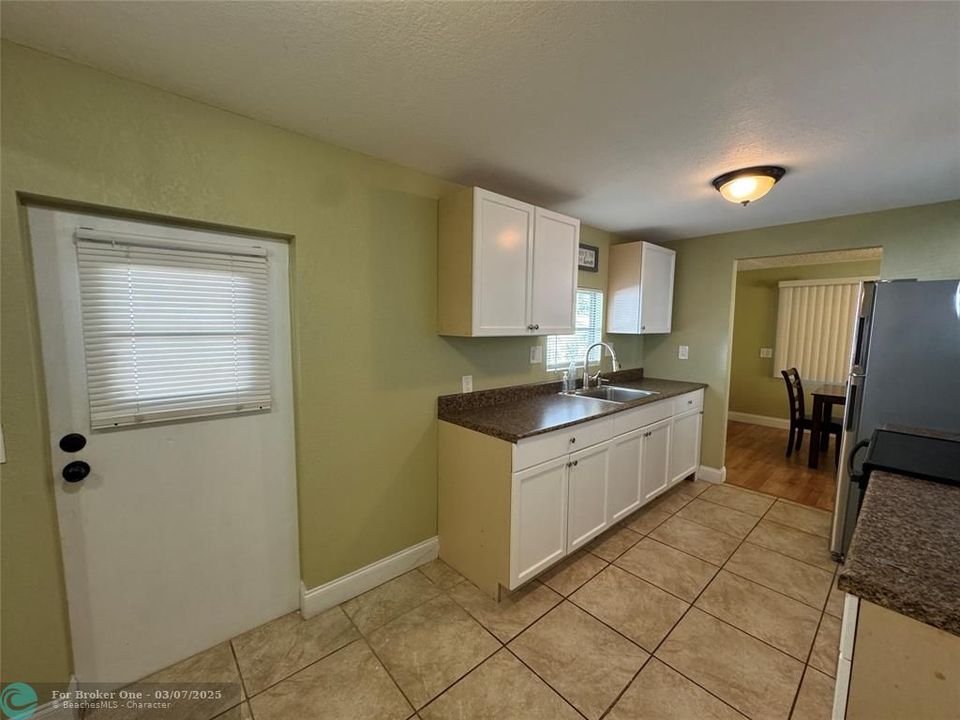 For Rent: $2,450 (3 beds, 2 baths, 1472 Square Feet)