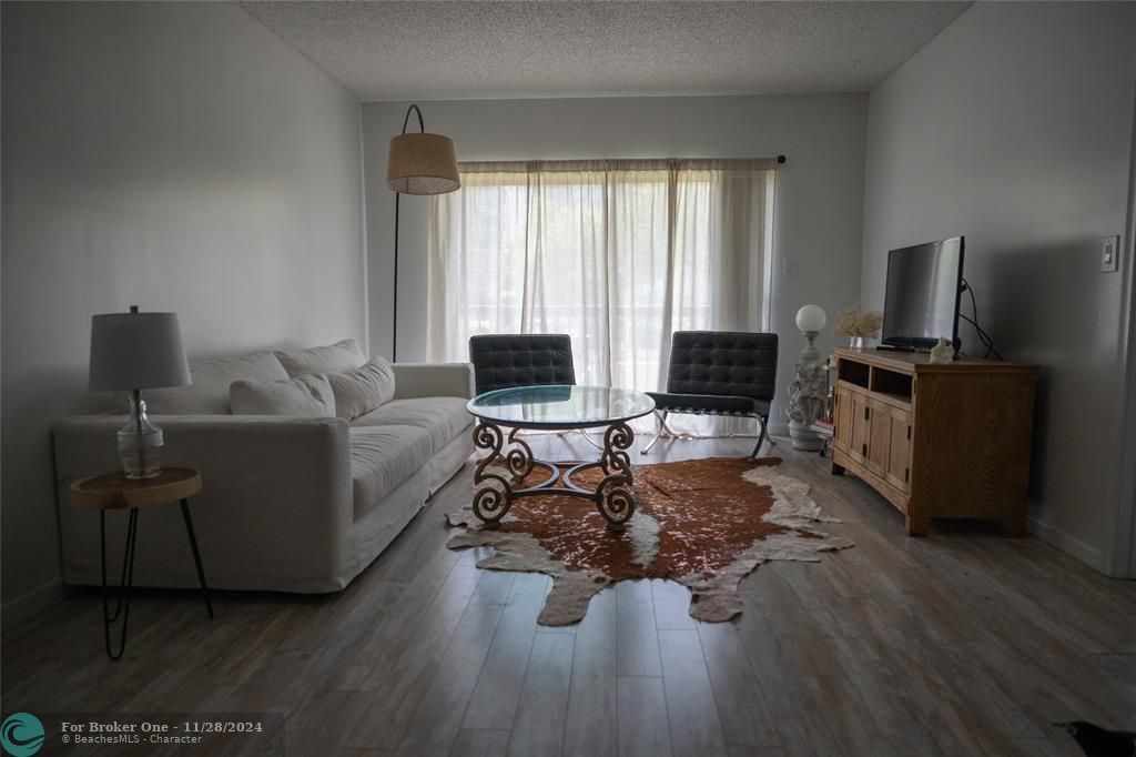 For Rent: $2,050 (1 beds, 1 baths, 1090 Square Feet)