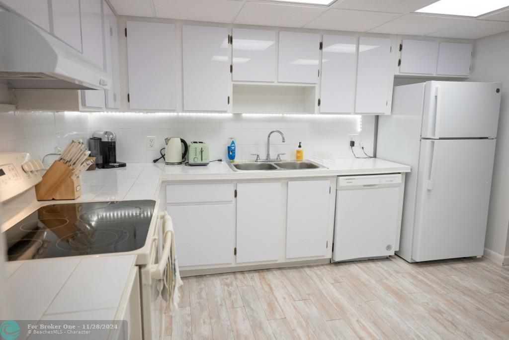 For Rent: $2,050 (1 beds, 1 baths, 1090 Square Feet)