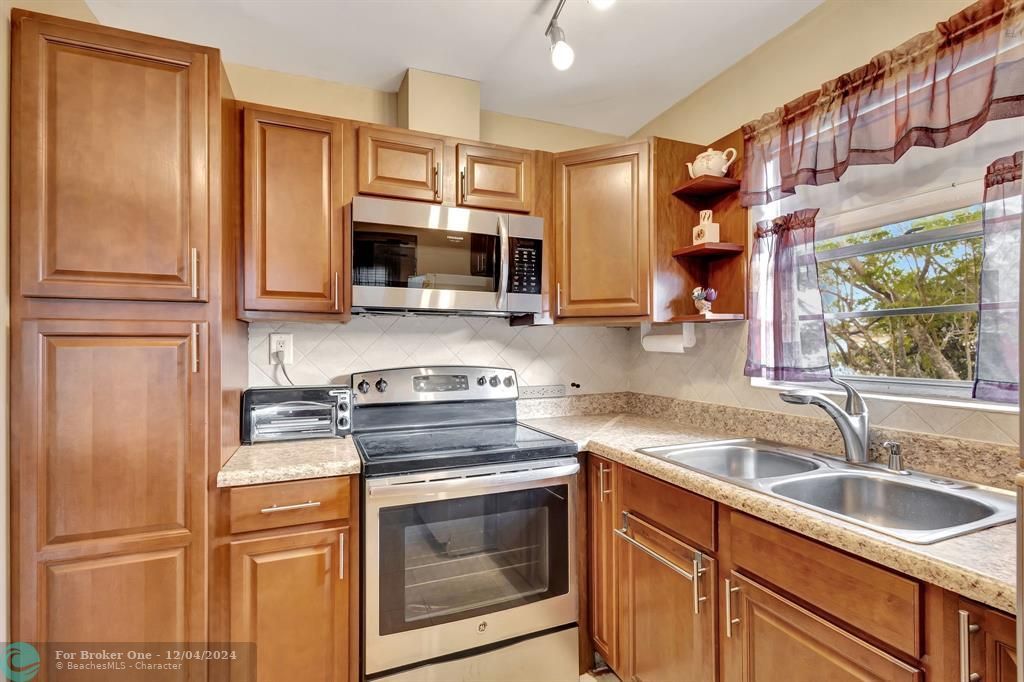 For Sale: $119,999 (1 beds, 1 baths, 646 Square Feet)