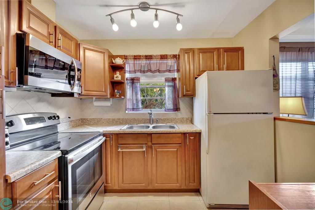 For Sale: $119,999 (1 beds, 1 baths, 646 Square Feet)