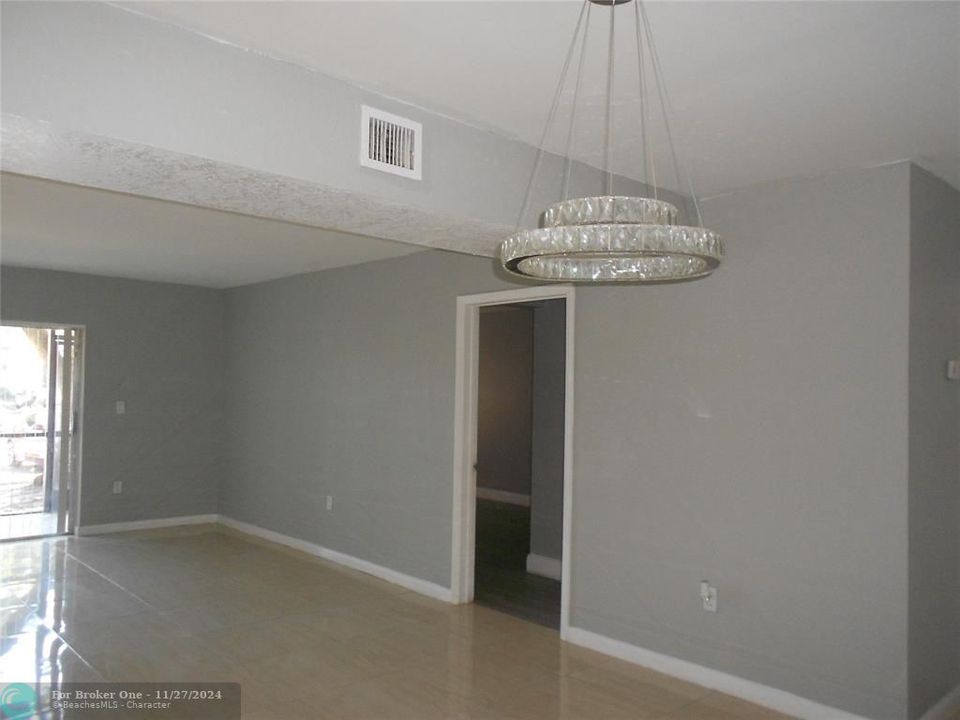 For Rent: $2,200 (2 beds, 2 baths, 1057 Square Feet)