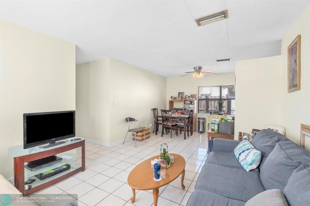 For Sale: $399,900 (3 beds, 2 baths, 991 Square Feet)