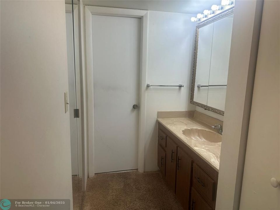 For Sale: $125,000 (1 beds, 1 baths, 900 Square Feet)