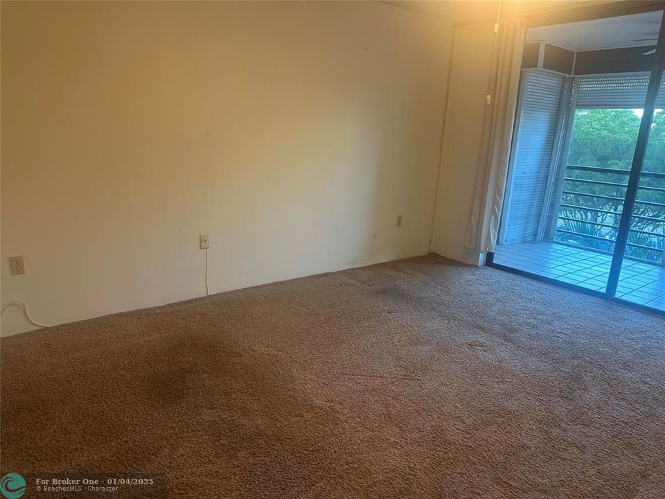 For Sale: $125,000 (1 beds, 1 baths, 900 Square Feet)