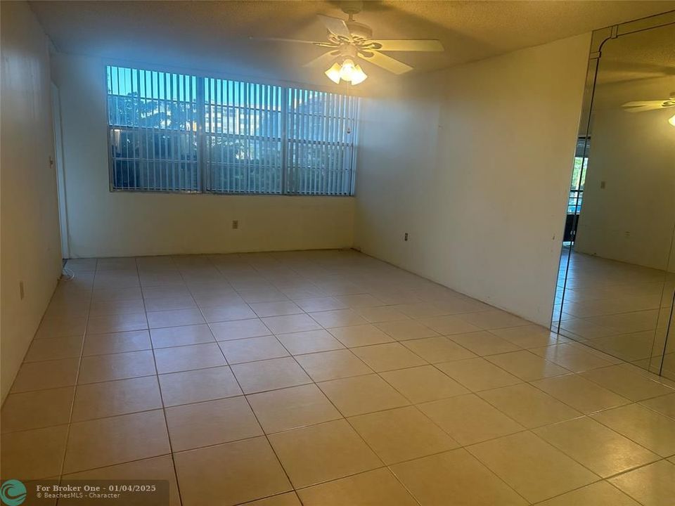 For Sale: $125,000 (1 beds, 1 baths, 900 Square Feet)