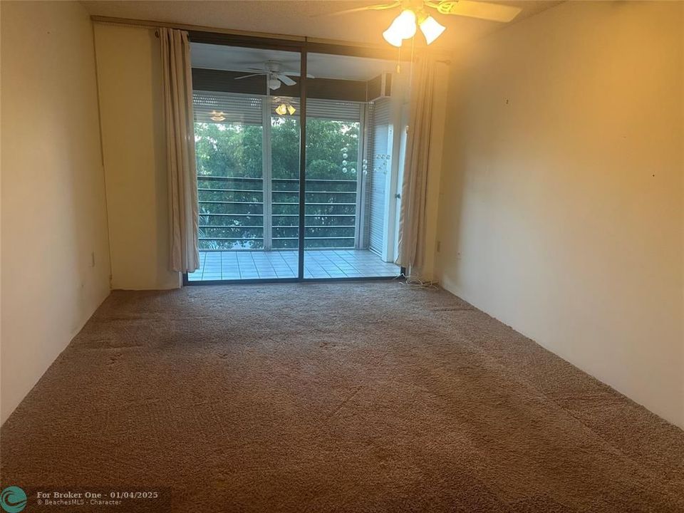 For Sale: $125,000 (1 beds, 1 baths, 900 Square Feet)