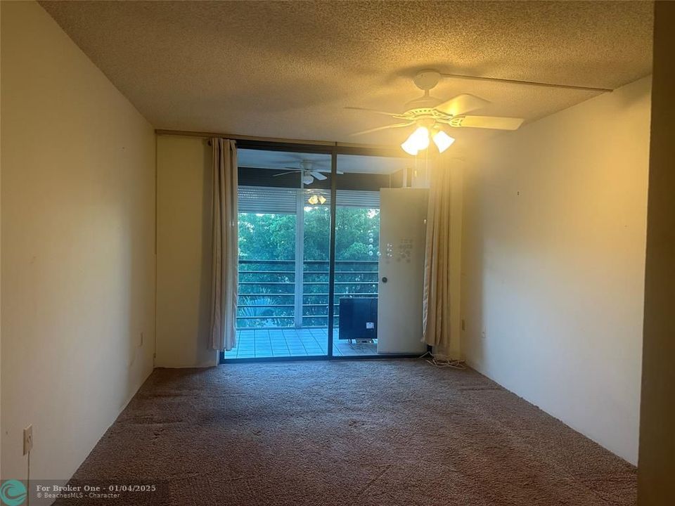 For Sale: $125,000 (1 beds, 1 baths, 900 Square Feet)