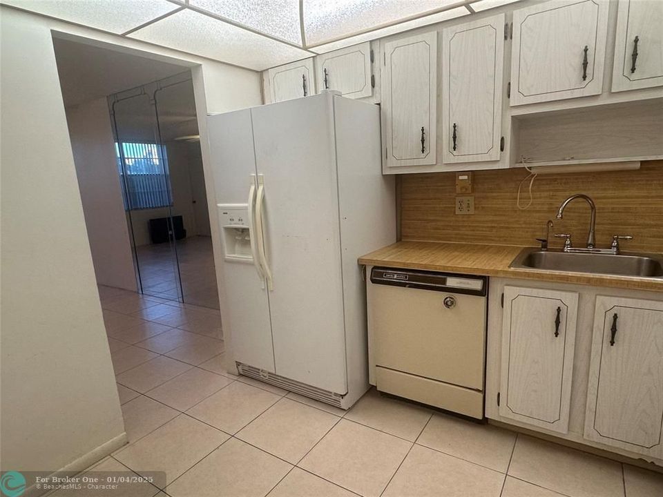 For Sale: $125,000 (1 beds, 1 baths, 900 Square Feet)