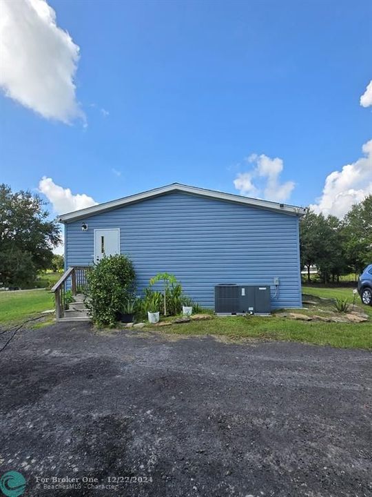 For Sale: $470,000 (3 beds, 2 baths, 1400 Square Feet)