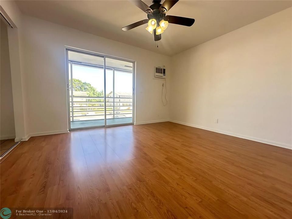 For Sale: $80,000 (1 beds, 1 baths, 595 Square Feet)