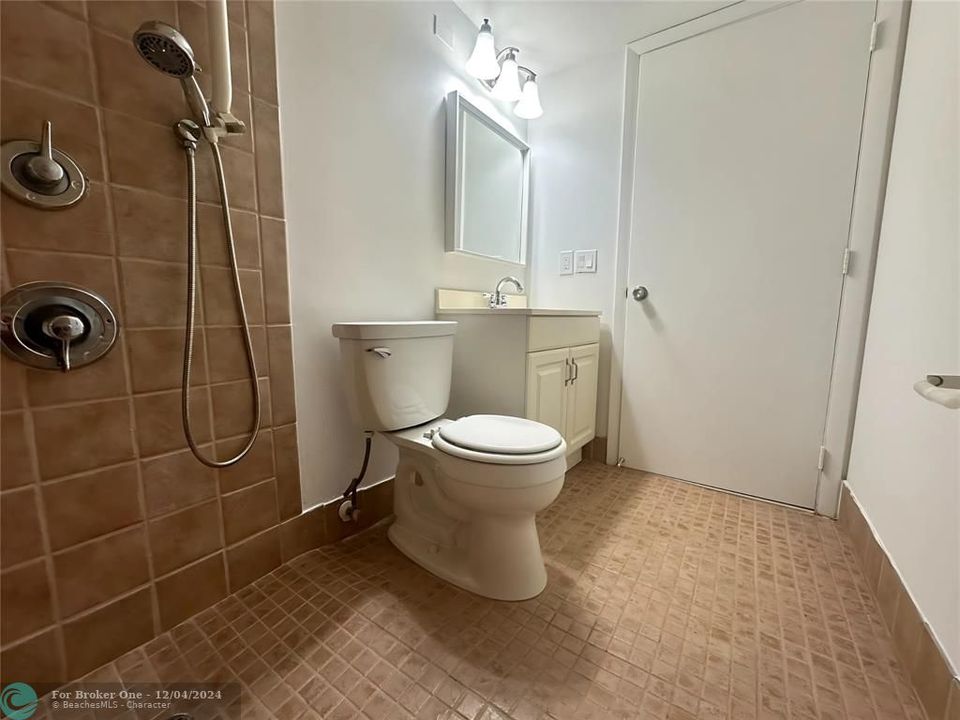 For Sale: $80,000 (1 beds, 1 baths, 595 Square Feet)