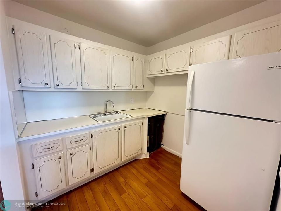 For Sale: $80,000 (1 beds, 1 baths, 595 Square Feet)