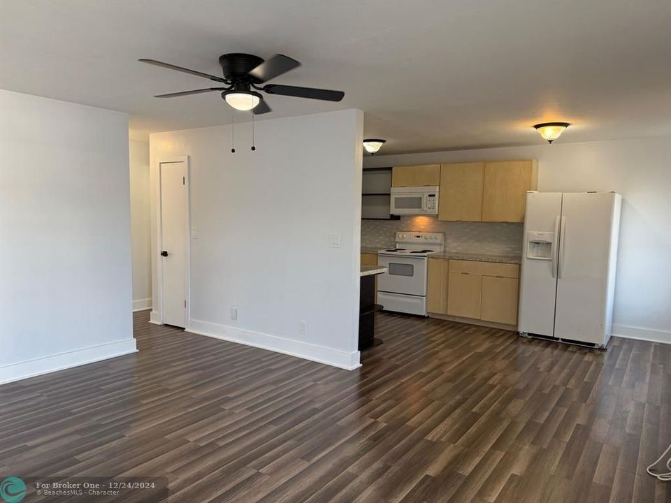 Active With Contract: $1,700 (2 beds, 1 baths, 775 Square Feet)