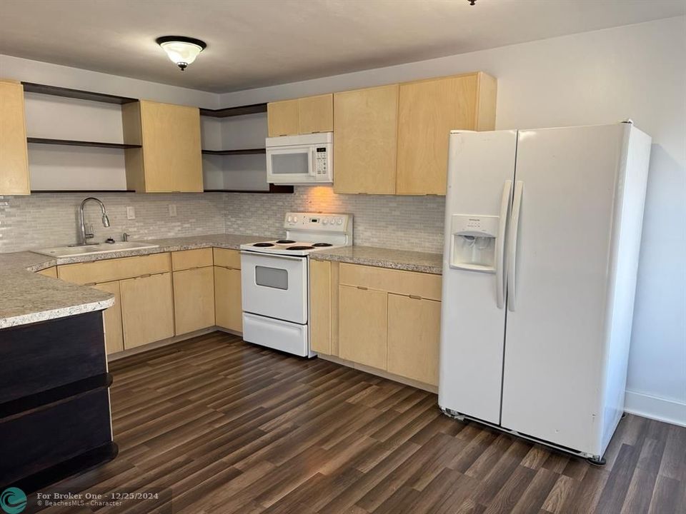 Active With Contract: $1,700 (2 beds, 1 baths, 775 Square Feet)