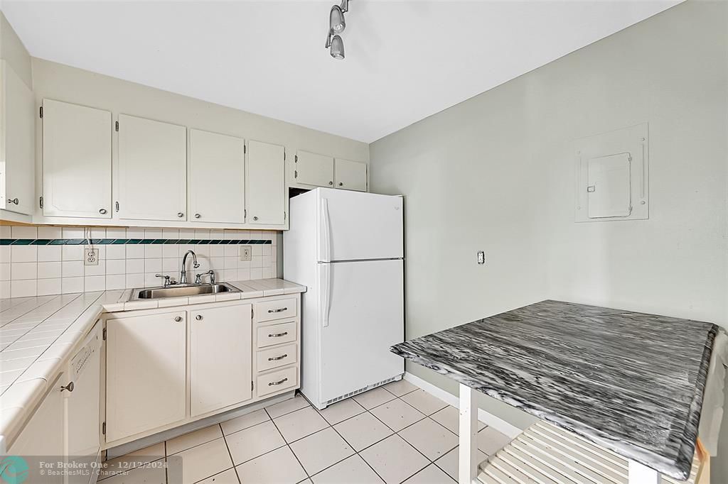 For Sale: $209,900 (1 beds, 1 baths, 850 Square Feet)