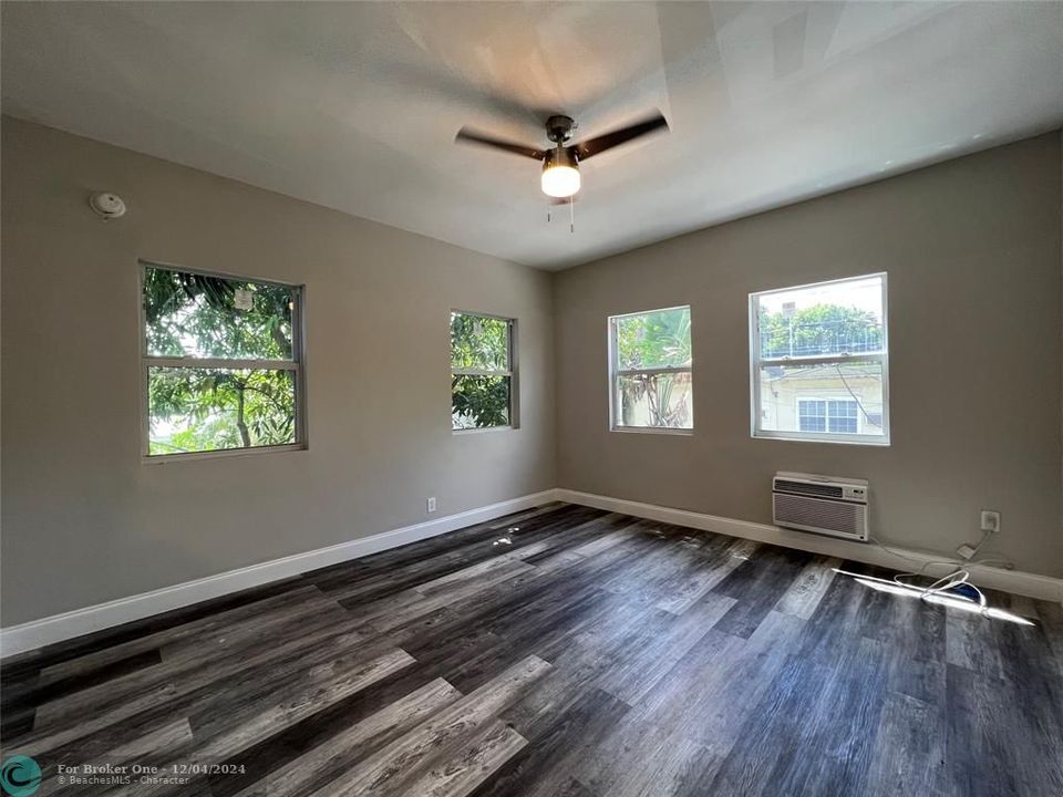 For Sale: $1,550 (1 beds, 1 baths, 650 Square Feet)