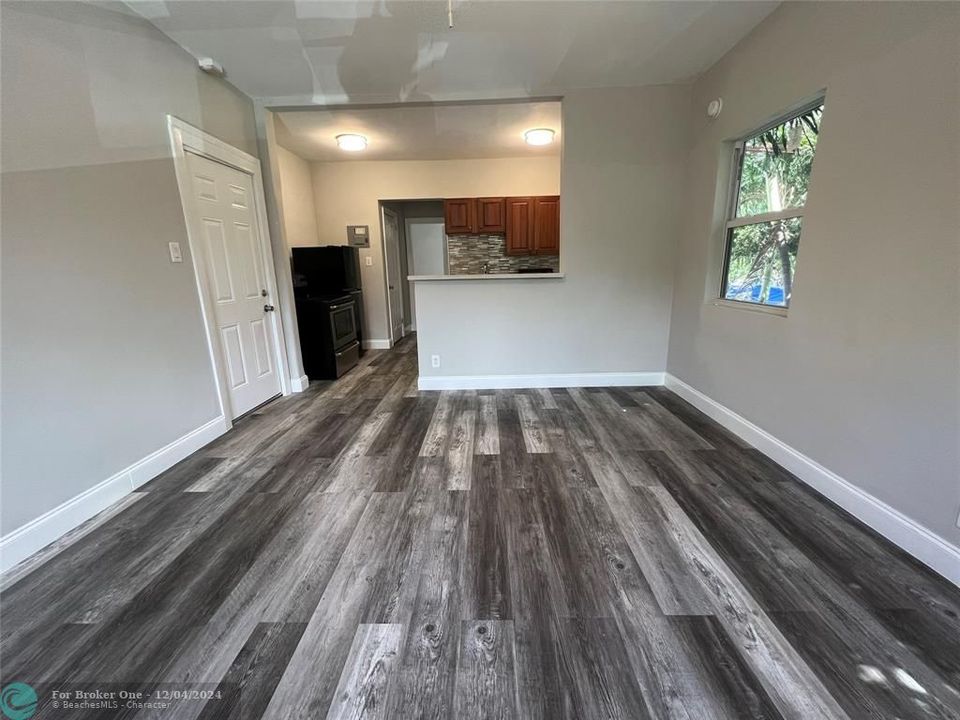 For Sale: $1,550 (1 beds, 1 baths, 650 Square Feet)