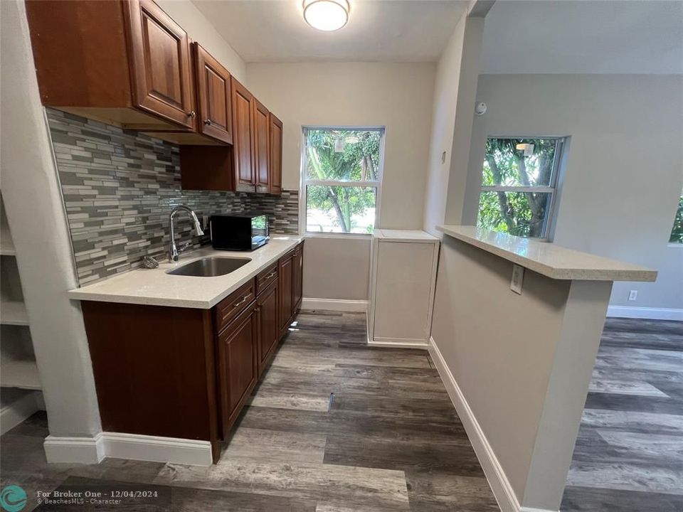 For Sale: $1,550 (1 beds, 1 baths, 650 Square Feet)