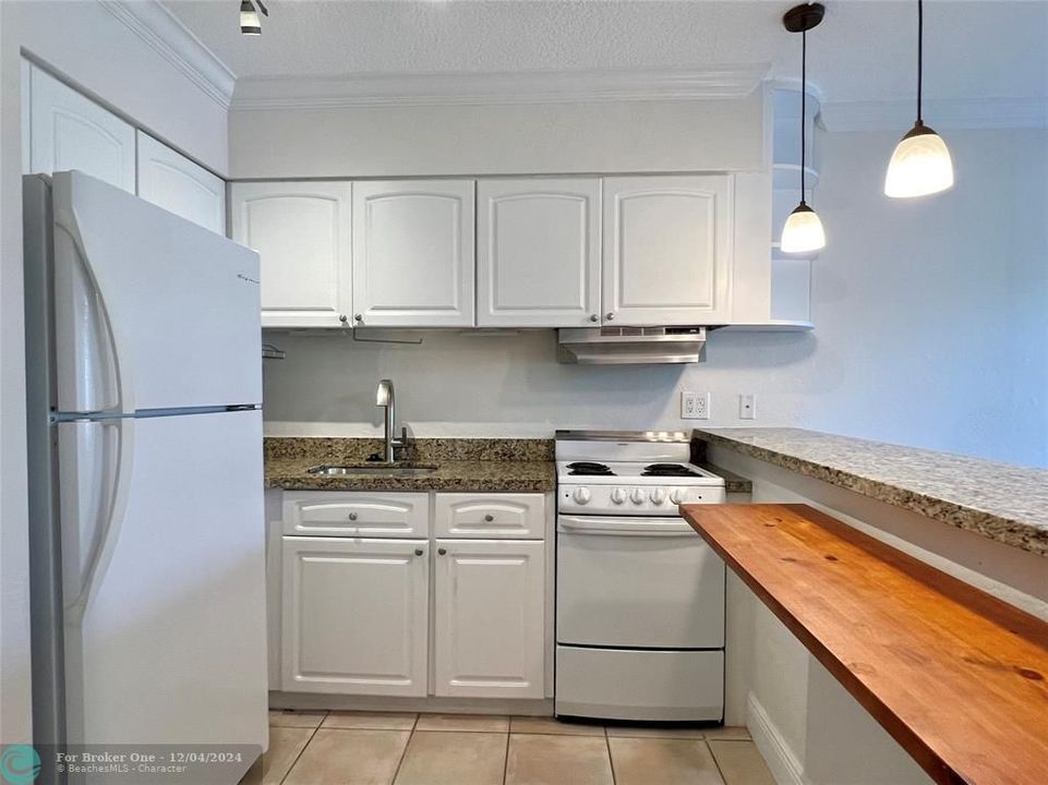 For Sale: $255,000 (1 beds, 1 baths, 549 Square Feet)